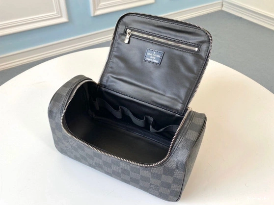 LOUIS POUCH VUITTON TOILETRY 0503